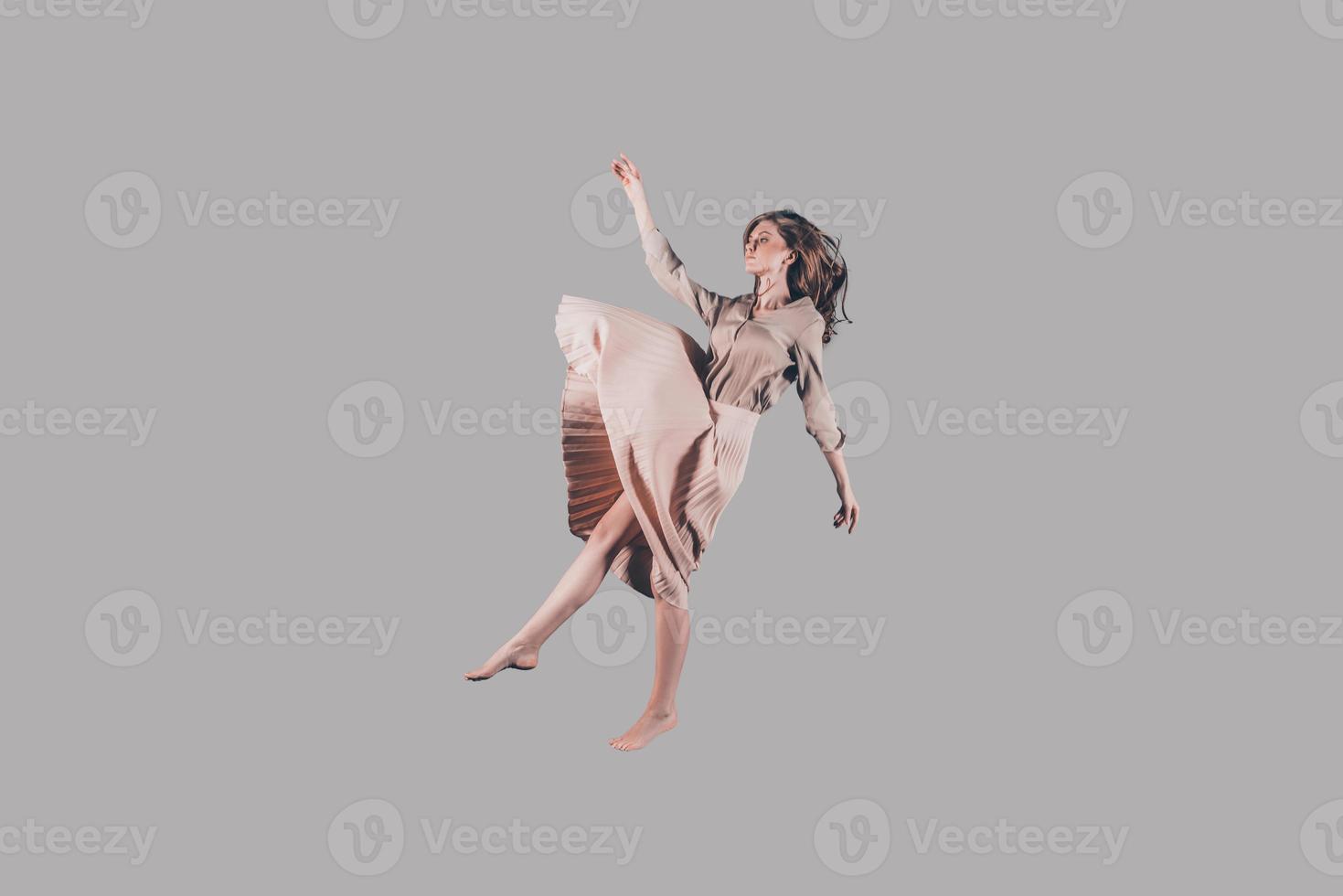 zweven in de lucht. studio schot van aantrekkelijk jong vrouw zweven in lucht foto