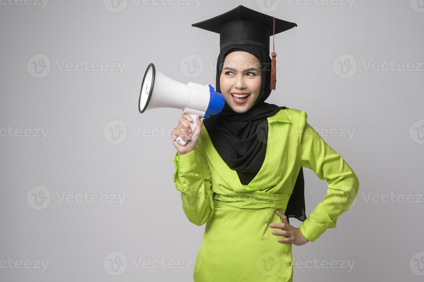 jong glimlachen moslim vrouw met hijab vervelend diploma uitreiking hoed, onderwijs en Universiteit concept foto