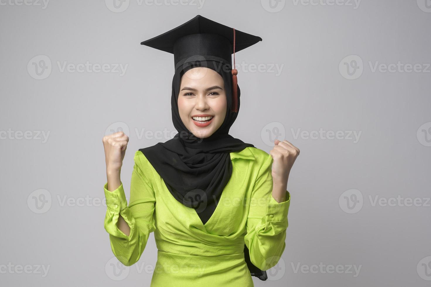 jong glimlachen moslim vrouw met hijab vervelend diploma uitreiking hoed, onderwijs en Universiteit concept foto