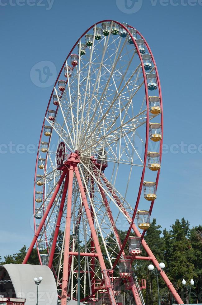 groot en modern veelkleurig ferris wiel Aan schoon blauw lucht achtergrond foto