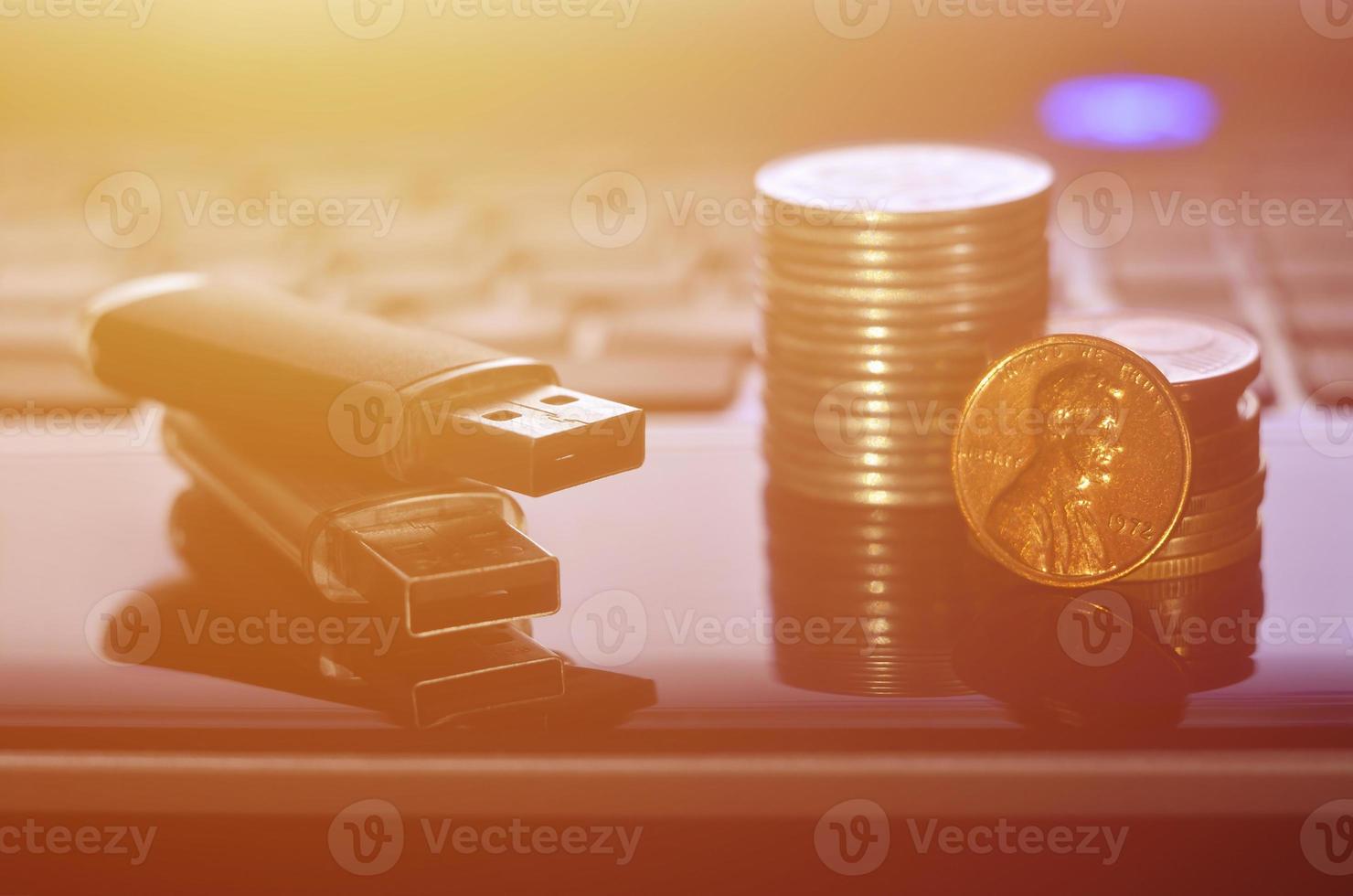 geheugen kaarten en geld Aan de laptop toetsenbord foto