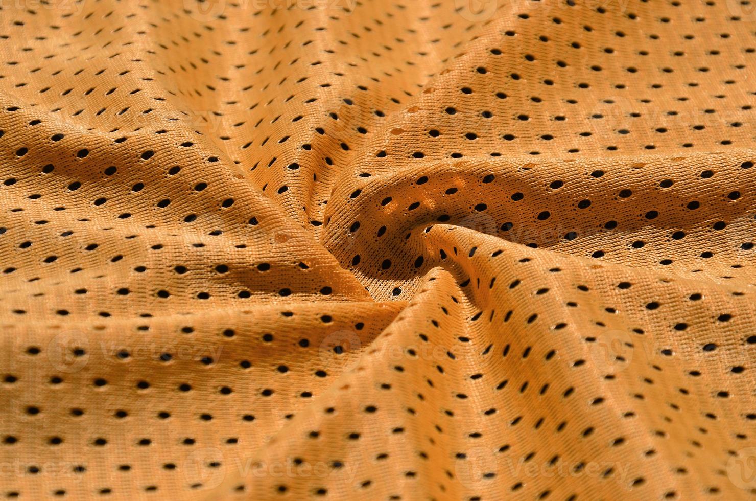 structuur van sportkleding gemaakt van polyester vezel. bovenkleding voor sport- opleiding heeft een maas structuur van rekbaar nylon- kleding stof foto