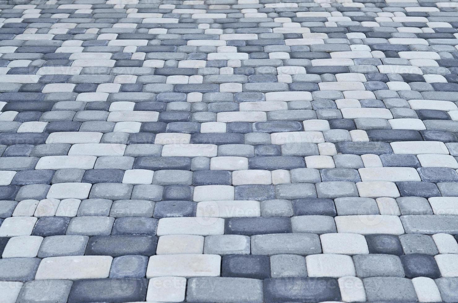 een gedetailleerd foto van de vierkant, gelegd uit van modern bestrating steen met afgeronde hoeken. accuraat ontwerp van voetganger gebieden