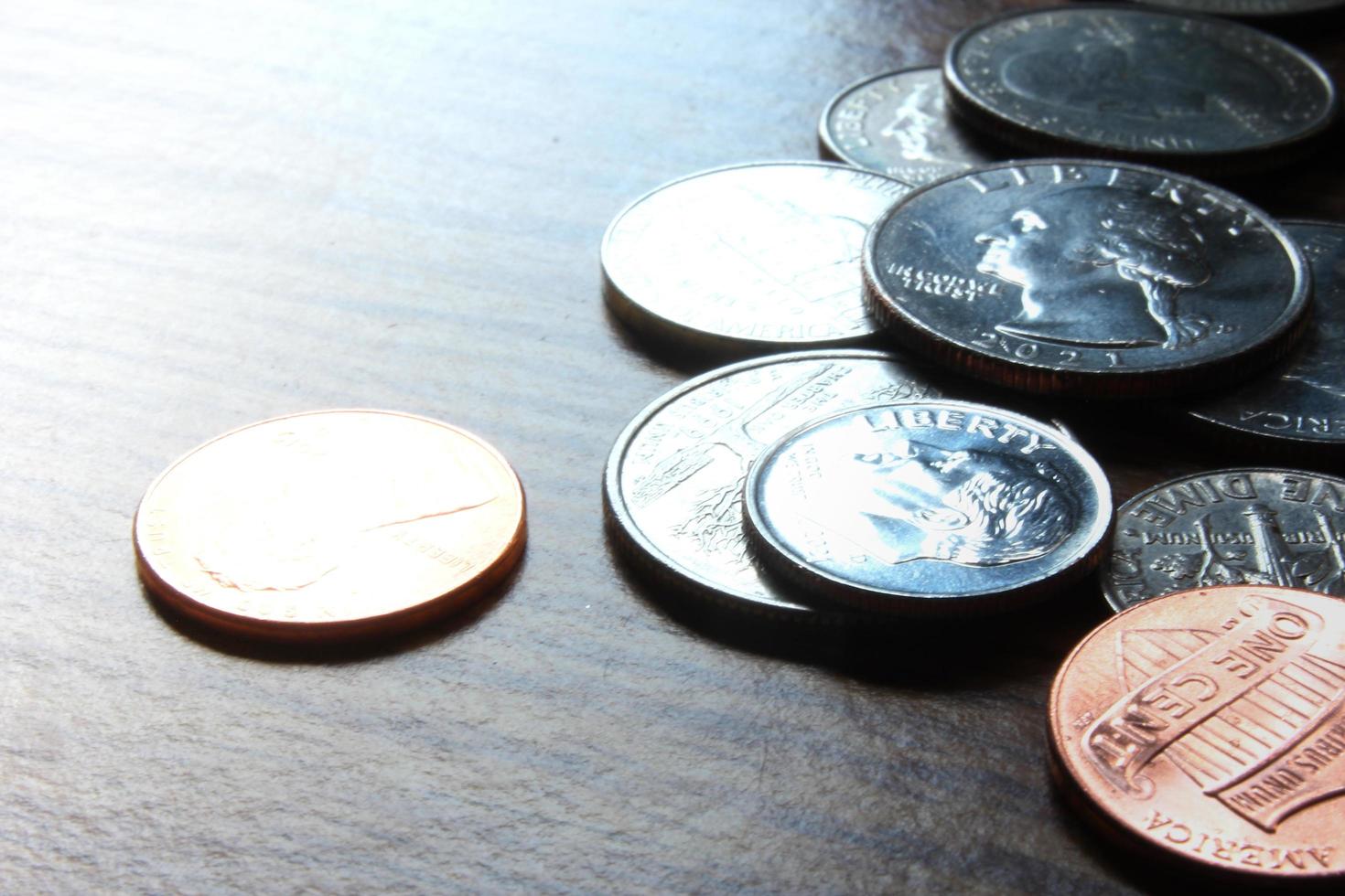 dollar munten verspreide Aan een houten tafel, foto