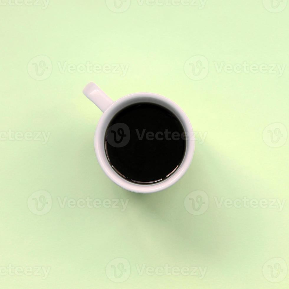 klein wit koffie kop Aan structuur achtergrond van mode pastel limoen kleur papier foto