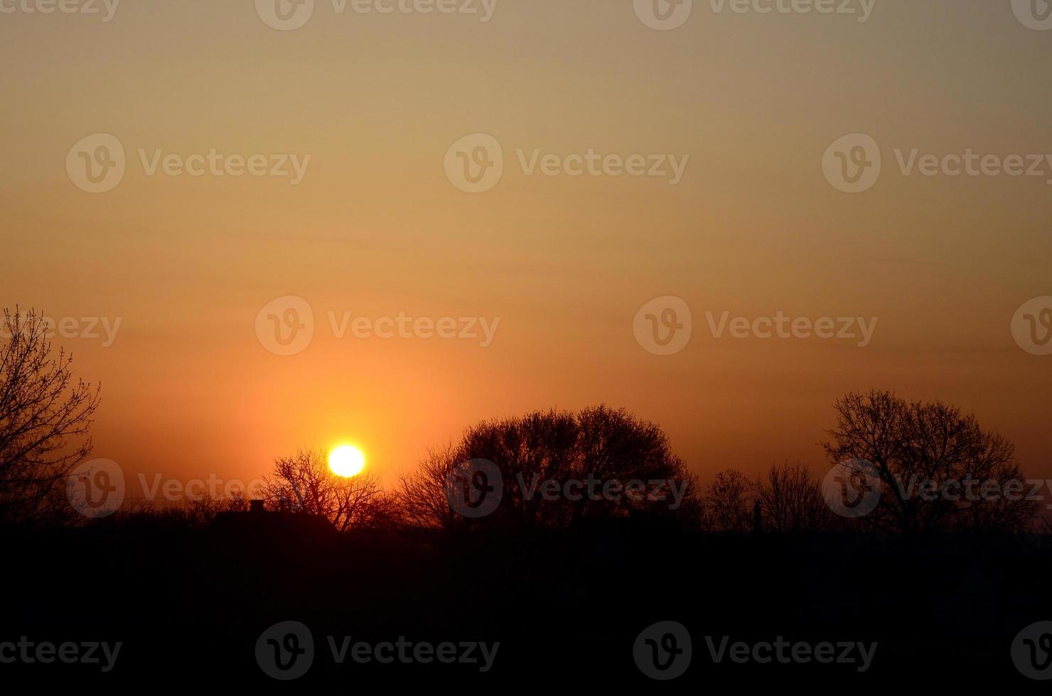 dageraad in de dorp. zonsopkomst in de buitenwijk landschap foto