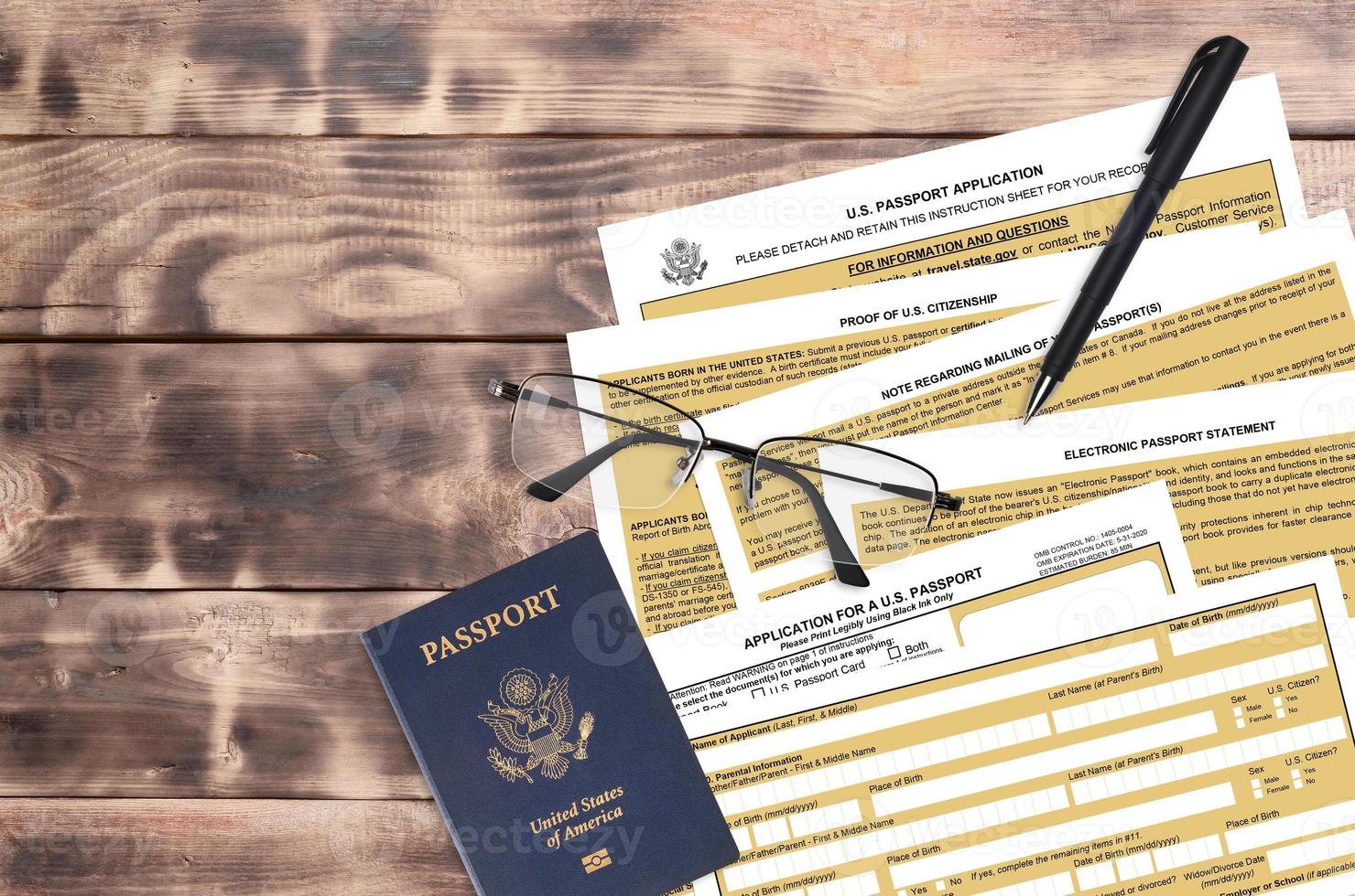 afdeling van staat het formulier ds11 toepassing voor een ons paspoort leugens Aan tafel en klaar naar vullen. papierwerk gedurende operaties met ons paspoort concept foto