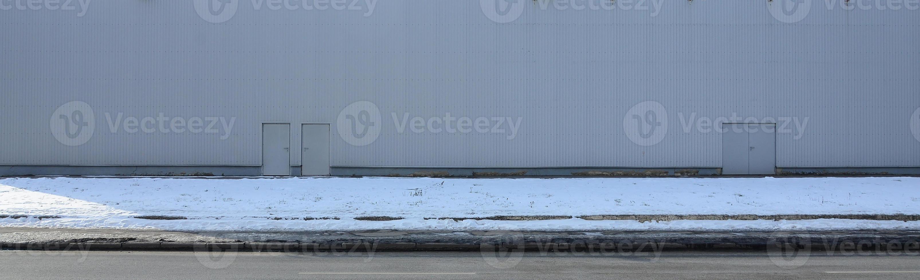 structuur van een hoog metaal muur van een industrieel gebouw zonder ramen foto