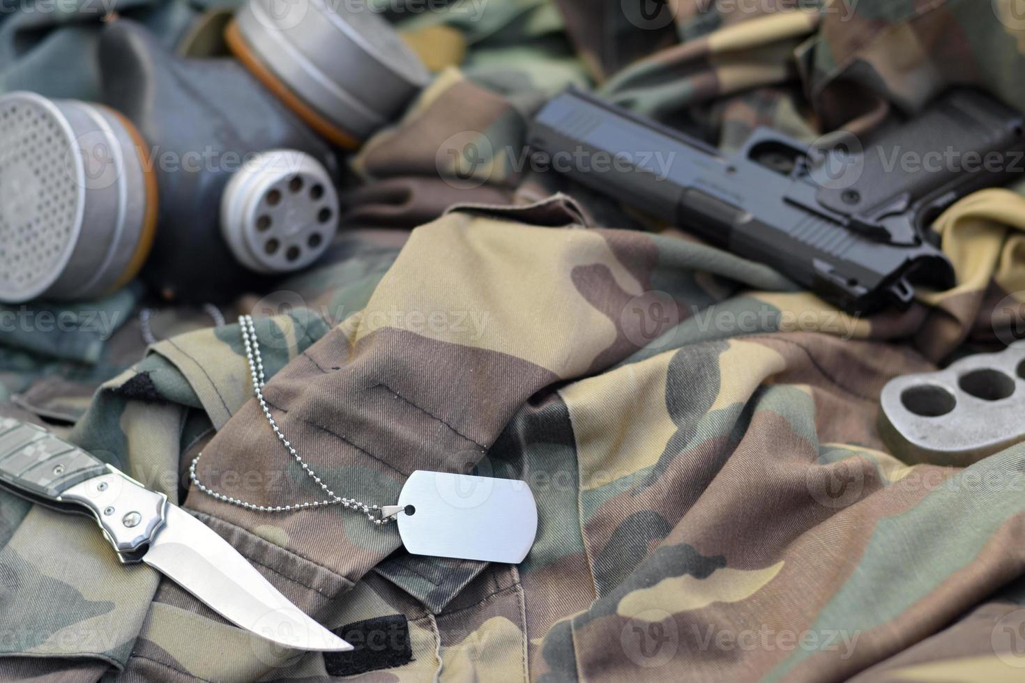 stalker soldaten Sovjet gas- masker leugens met handgeweer en mes Aan groen khaki camouflage jassen foto