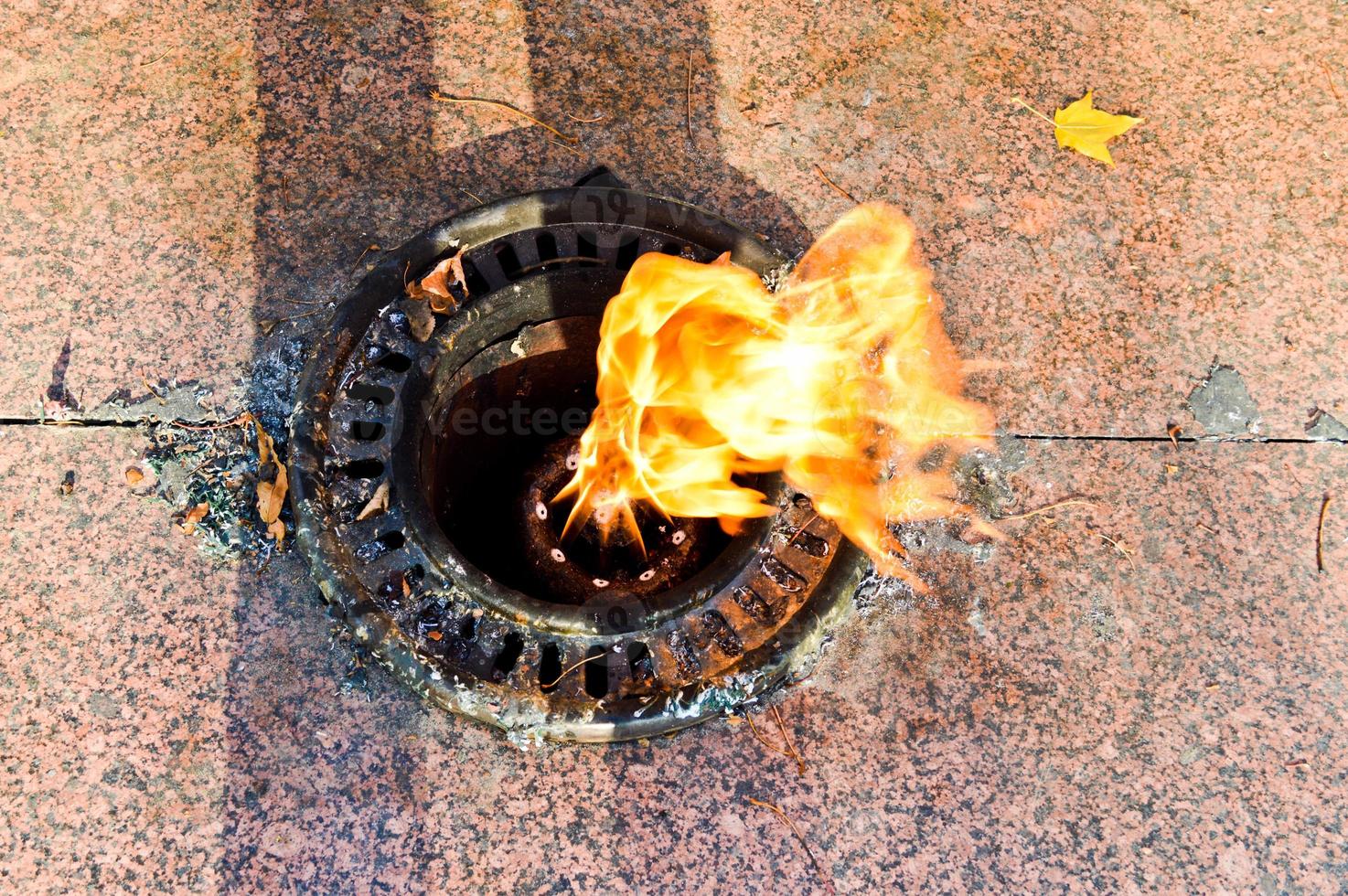 oranje is een mooi warm heet eeuwig vlam brandend van de grond in geheugen van overleden krijgers, soldaten foto