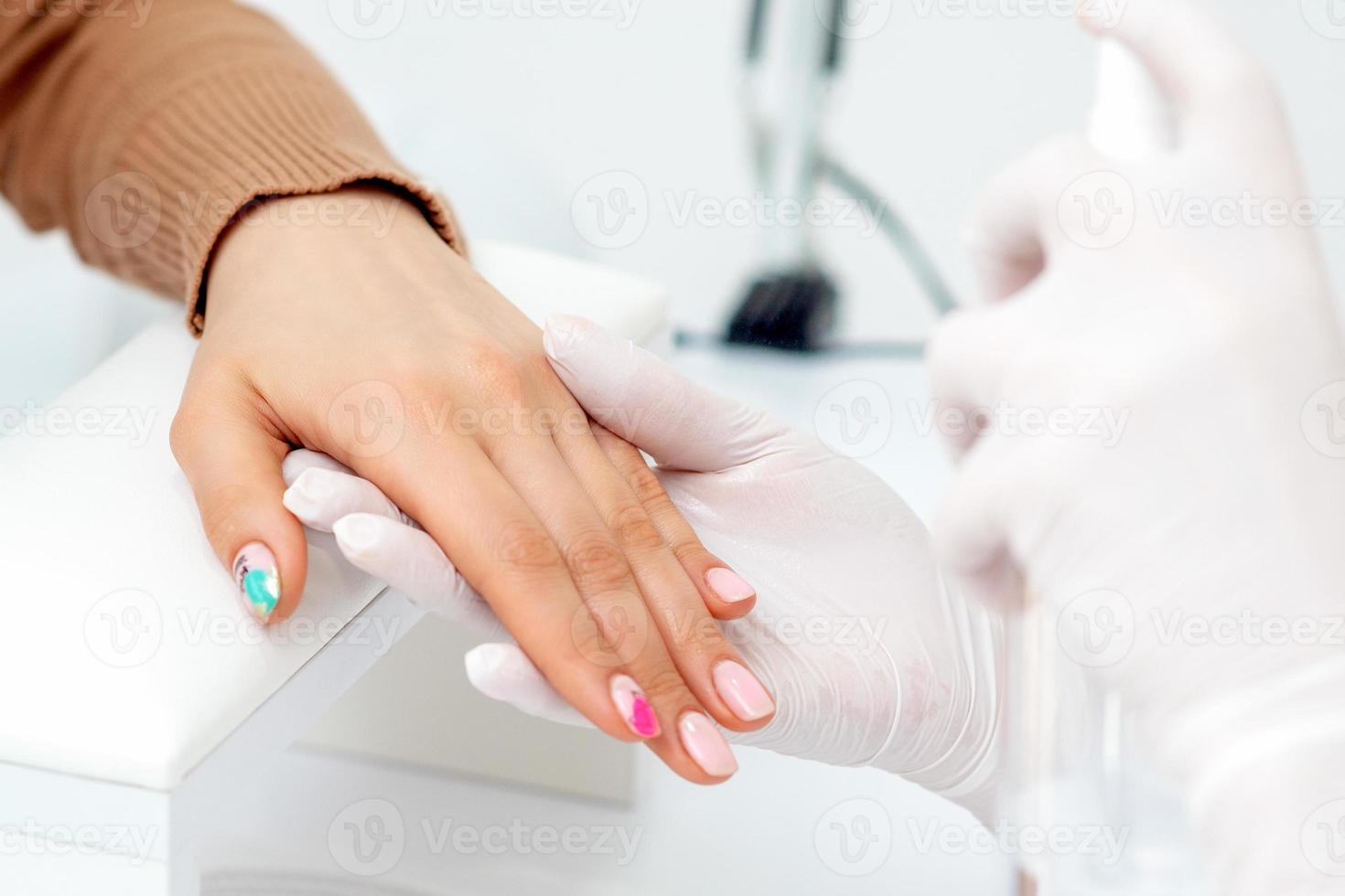 manicure meester handen sproeien nagels foto