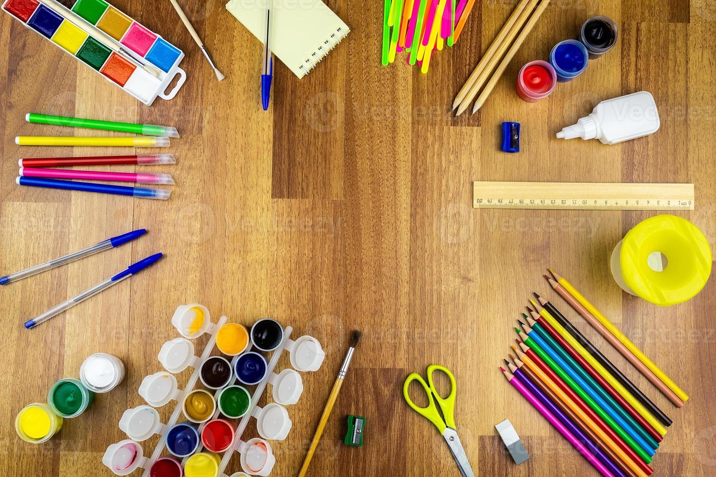 school- benodigdheden Aan een bruin achtergrond foto