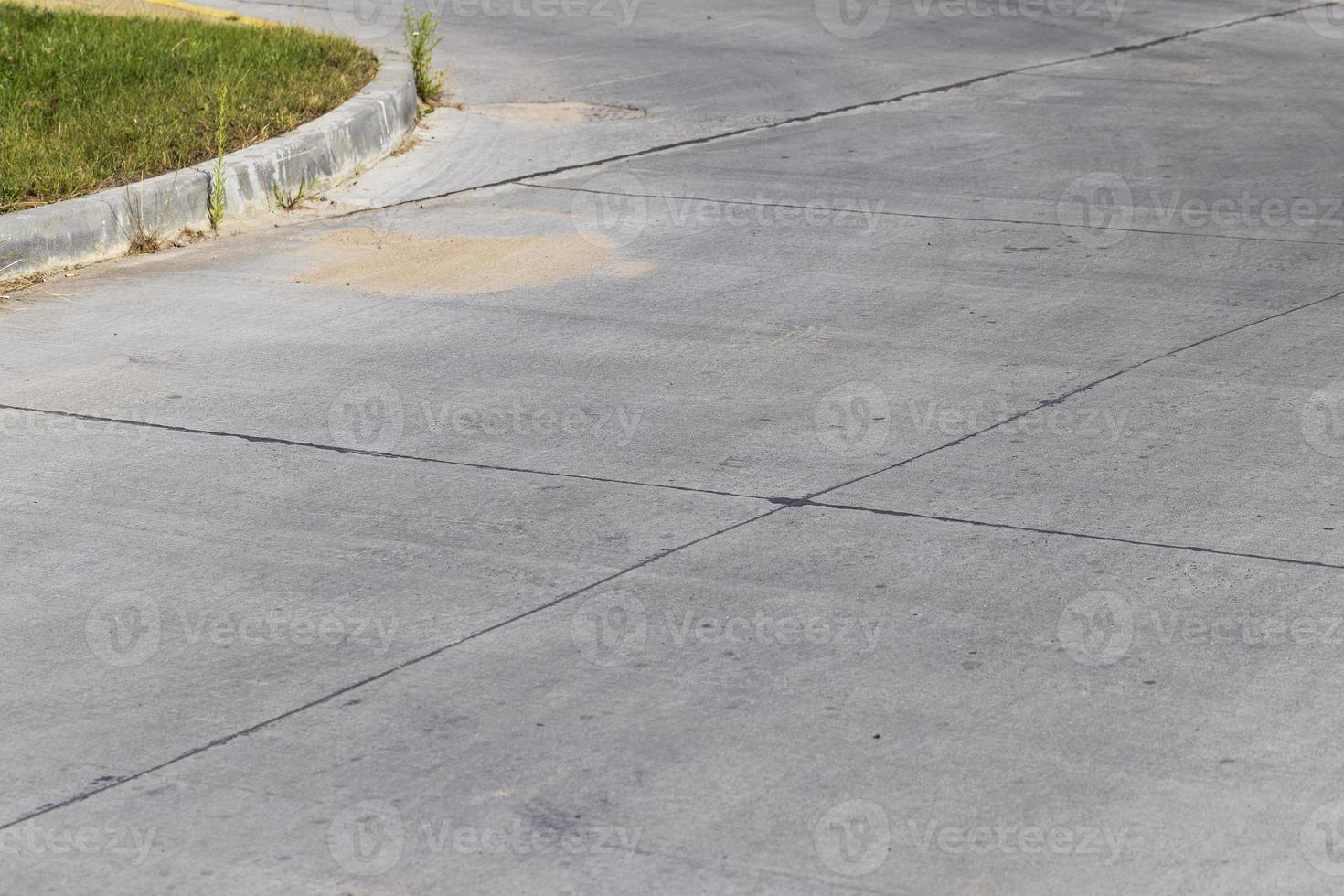 een deel van een beton weg voor auto's foto