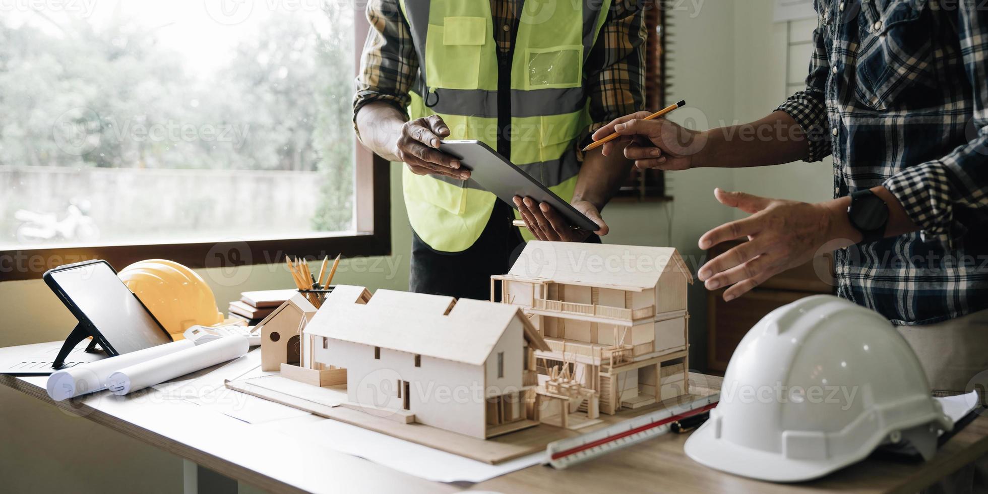 ingenieur teamwerkvergadering, tekenen werkend aan blauwdrukvergadering voor project werken met partner aan modelbouw en engineeringtools in werkplaats-, constructie- en structuurconcept. foto