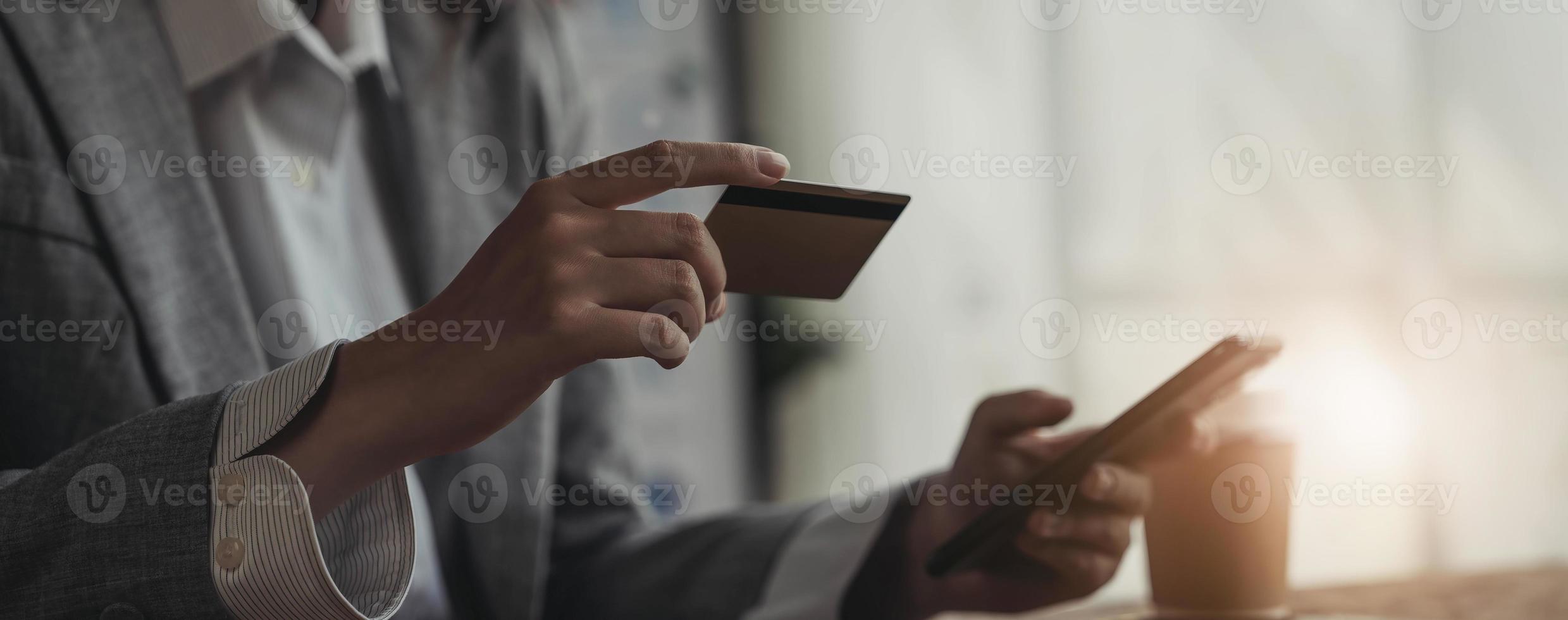 gelukkig Aziatisch bedrijf vrouw betalen online gebruik makend van mobiel telefoon Bij de kantoor. foto