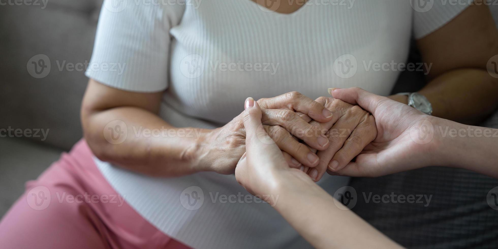 gelukkig volwassen kleindochter en senior grootmoeder hebben pret genieten van praten zitten Aan sofa in modern leven kamer, glimlachen oud moeder knuffelen jong gegroeid dochter bonding chatten ontspannende Bij huis samen foto