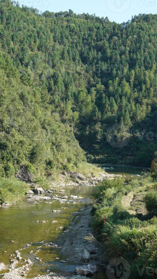 de mooi platteland visie met de Doorzichtig rivier- en bergen net zo achtergrond in de platteland van de China foto