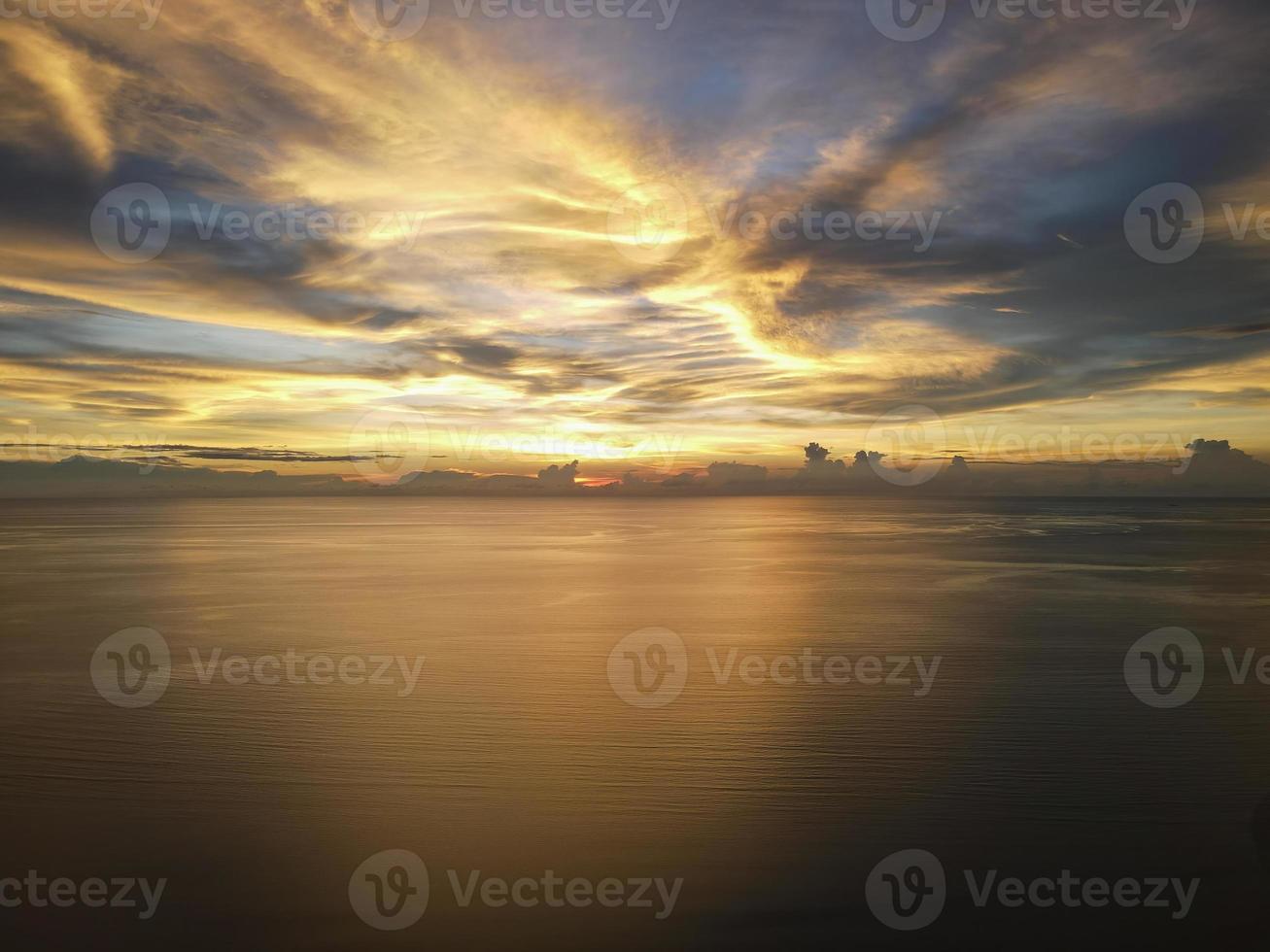 antenne dramatisch zonsondergang Bij zee foto