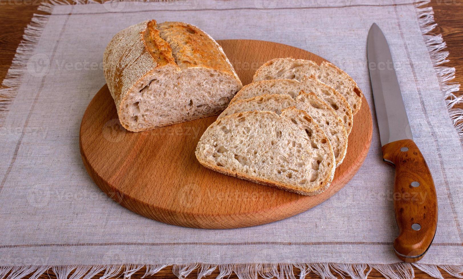 vers brood plak en snijdend mes Aan tafel foto