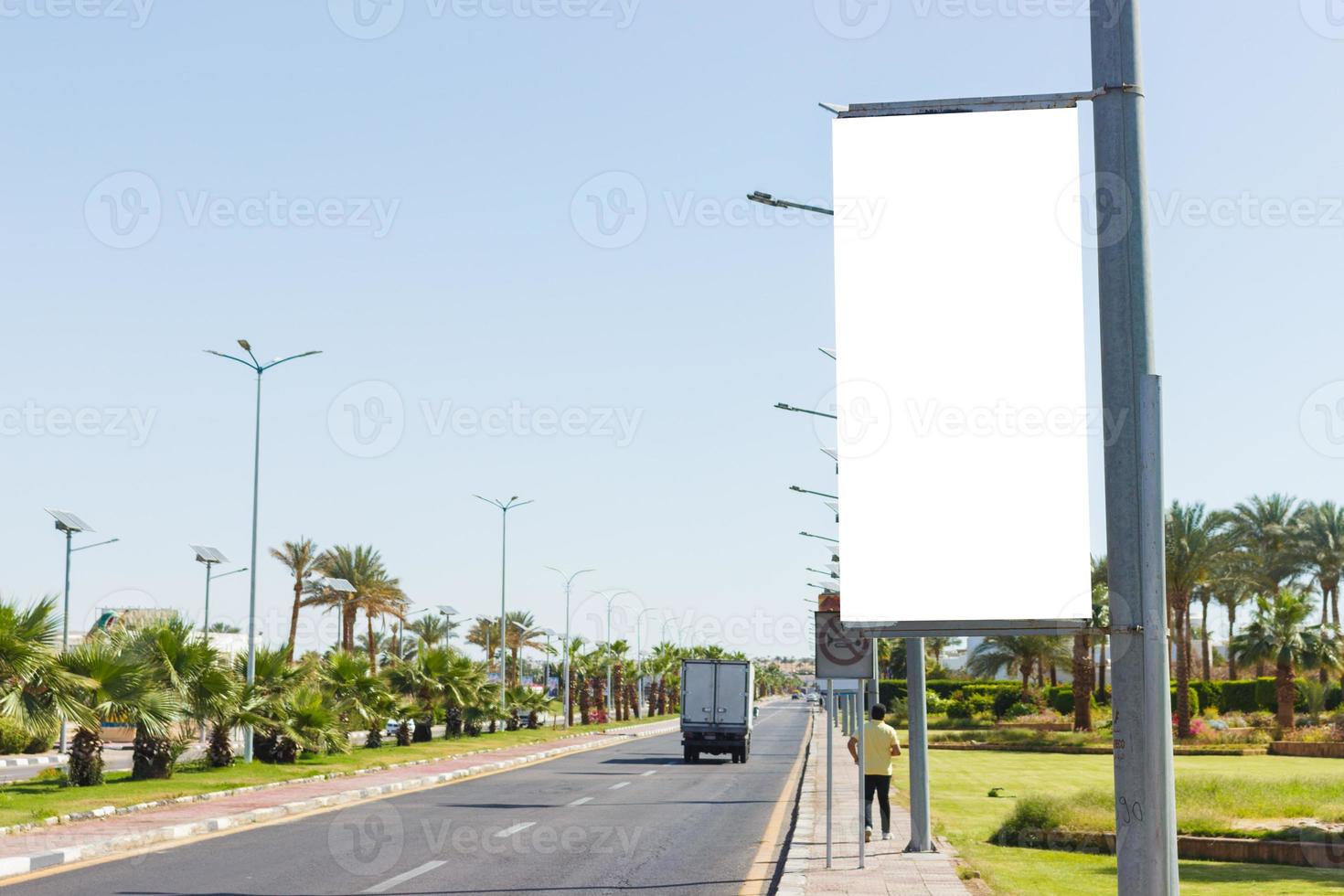 blanco bespotten omhoog van verticaal straat poster aanplakbord Aan summmer stad achtergrond foto
