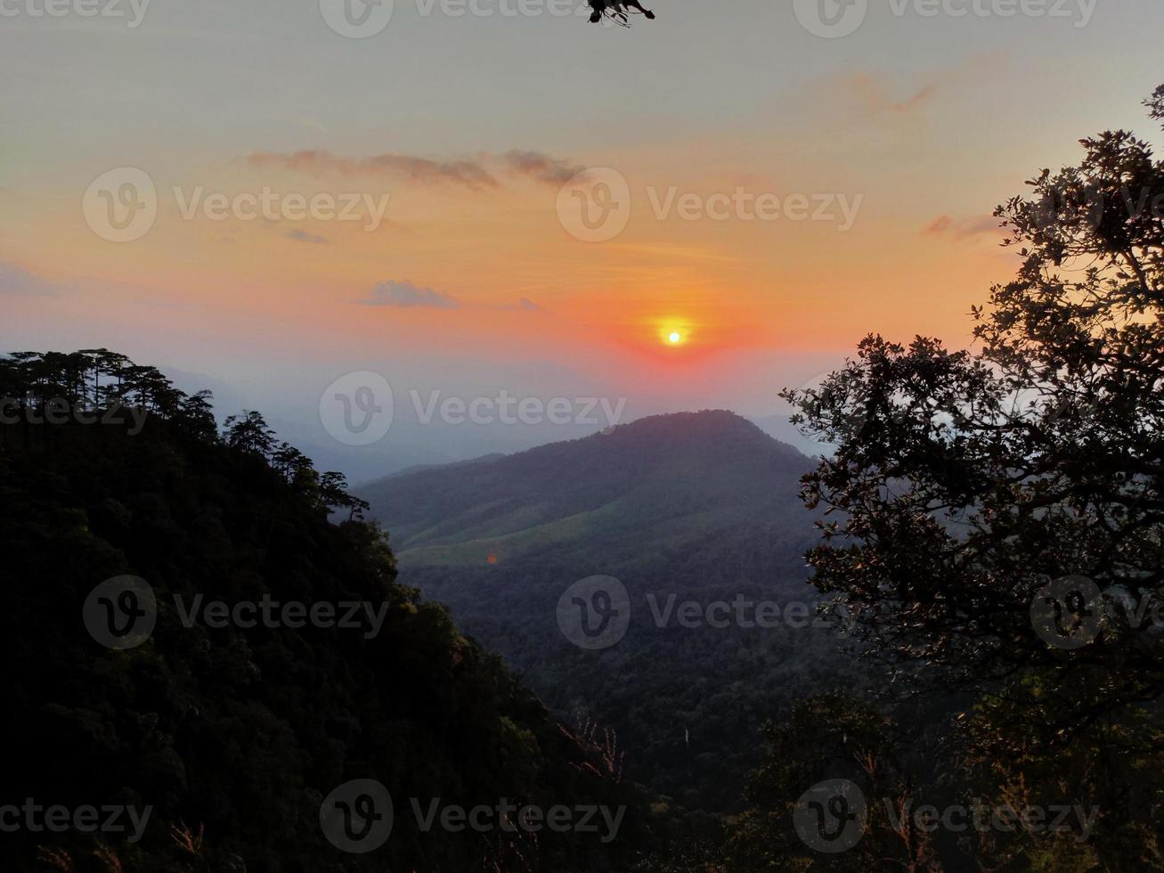 bergdal tijdens zonsopgang. natuurlijke zomer landschap foto