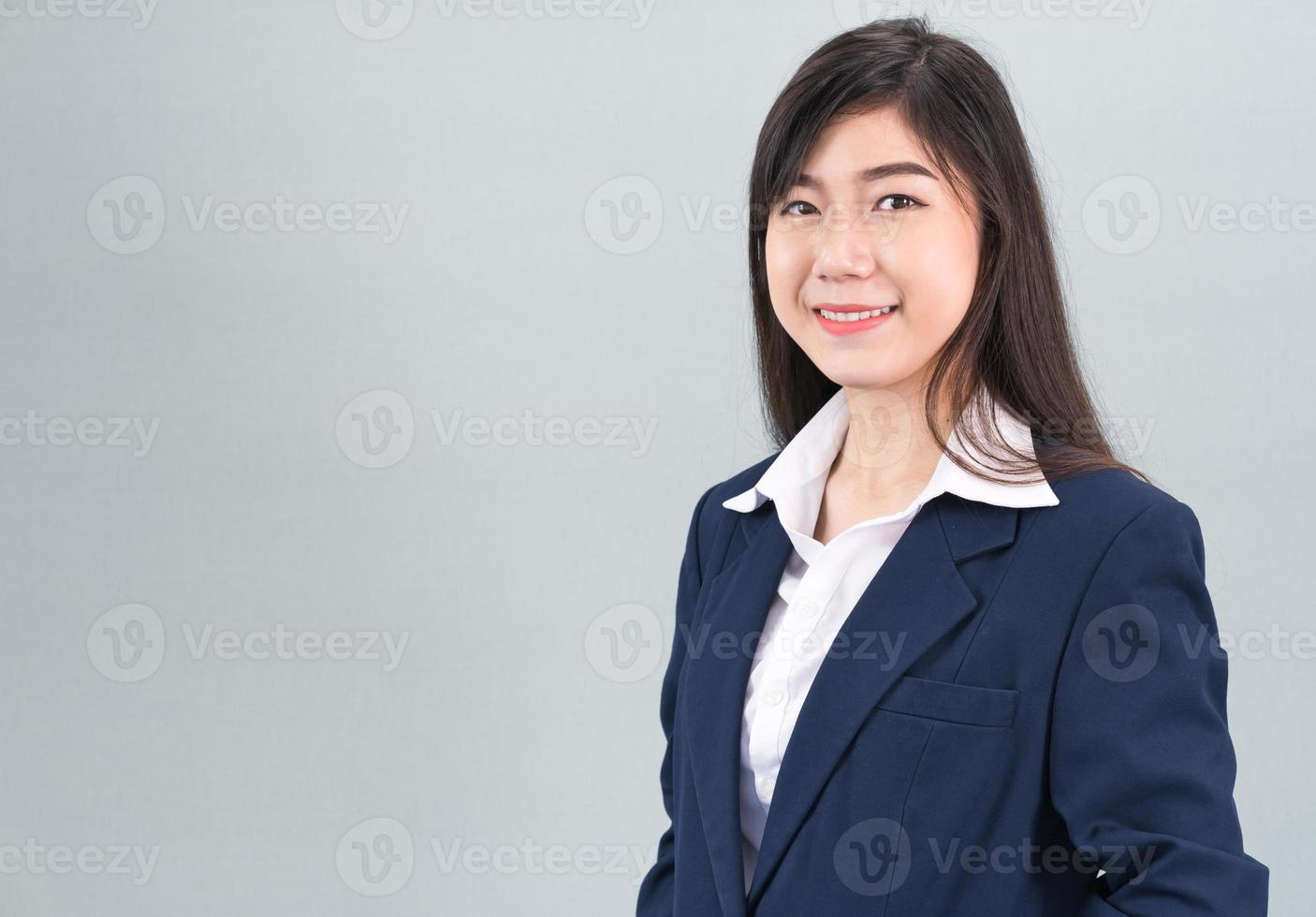 portret van Aziatisch bedrijf vrouw staand Aan grijs foto