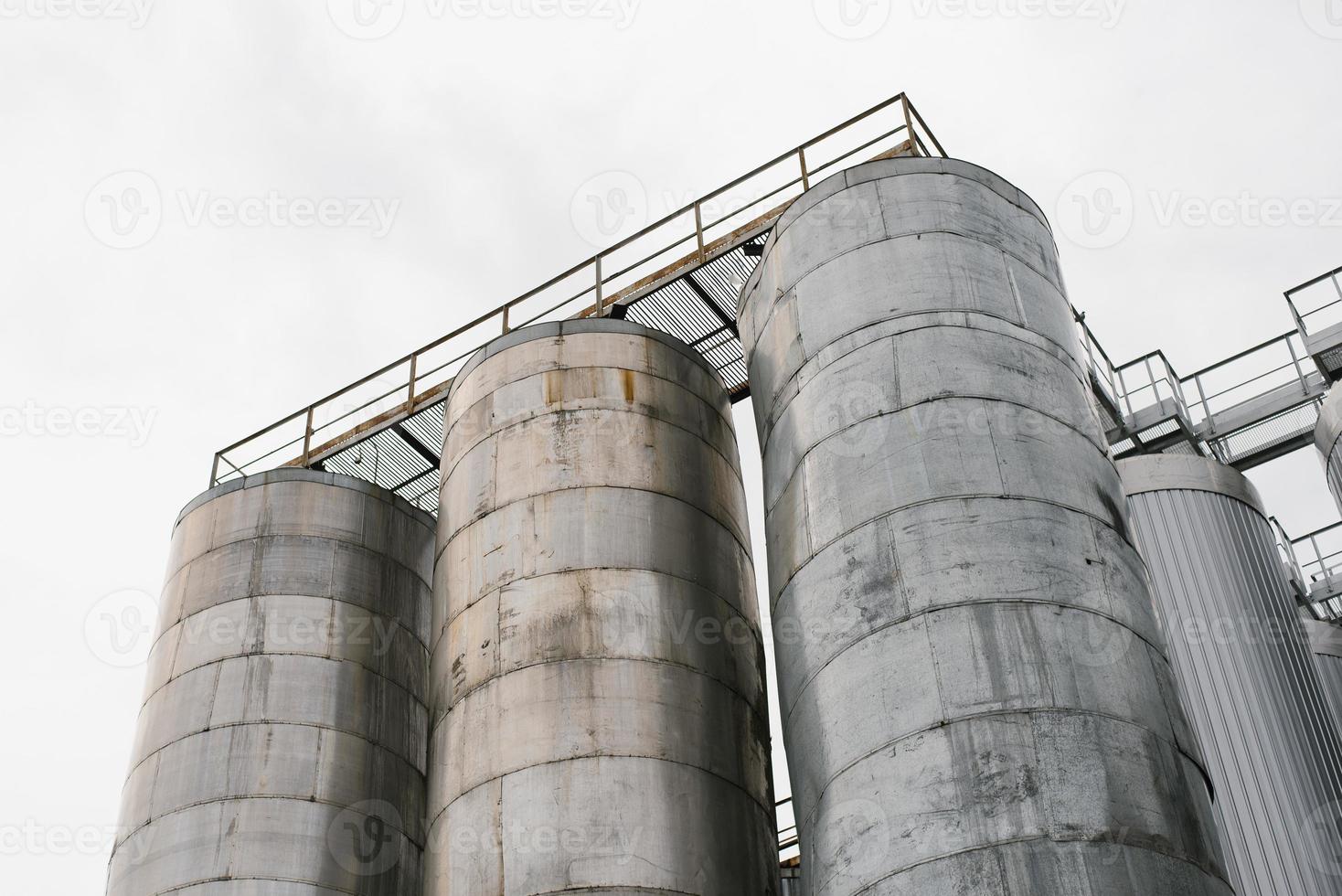 silo, containers of tanks voor mout opslagruimte Bij de brouwerij foto