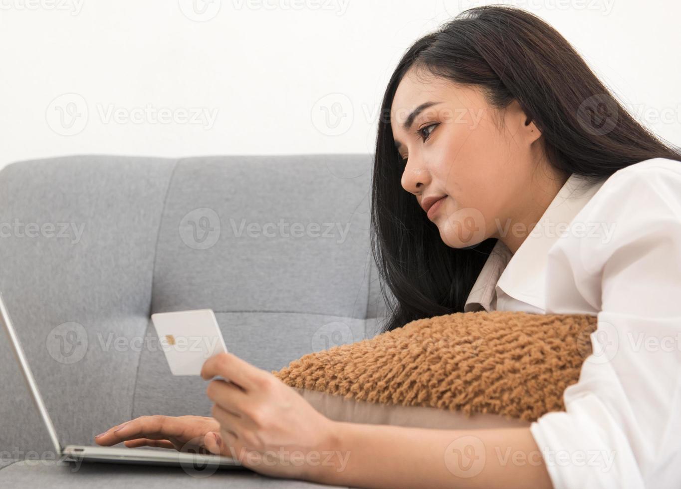 gelukkig vrouw boodschappen doen online met credit kaart en laptop in internet boodschappen doen foto