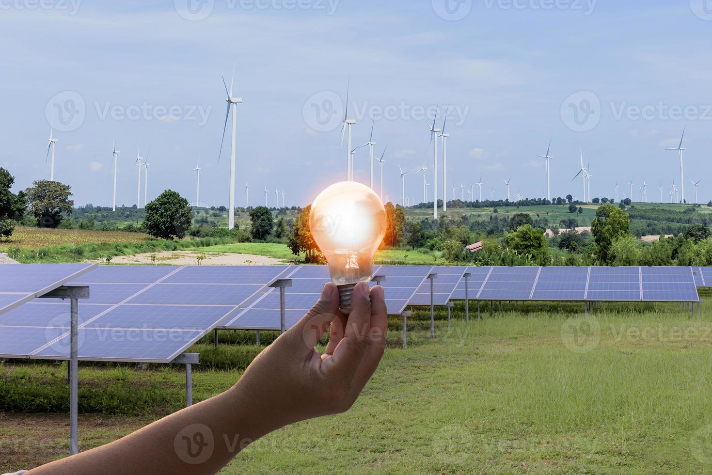 futuristische milieuvriendelijk stad met wind turbines en zonne- panelen. foto