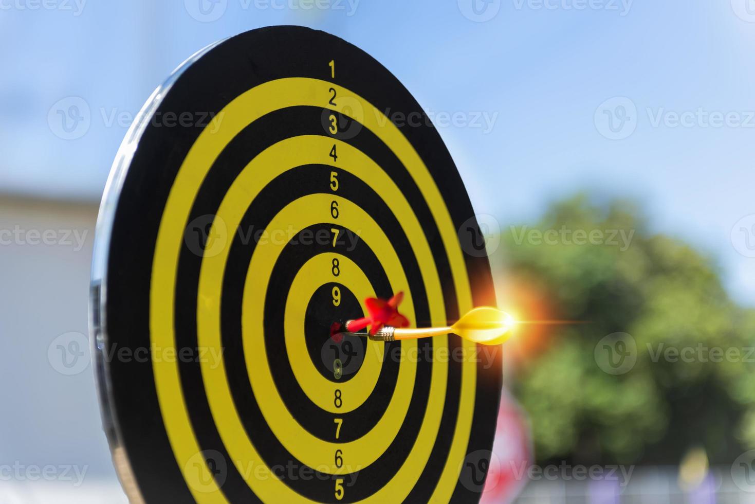 twee pijl raken zijn doelwit Aan een rood achtergrond, concept voor succes, darten beweging vervagen. foto