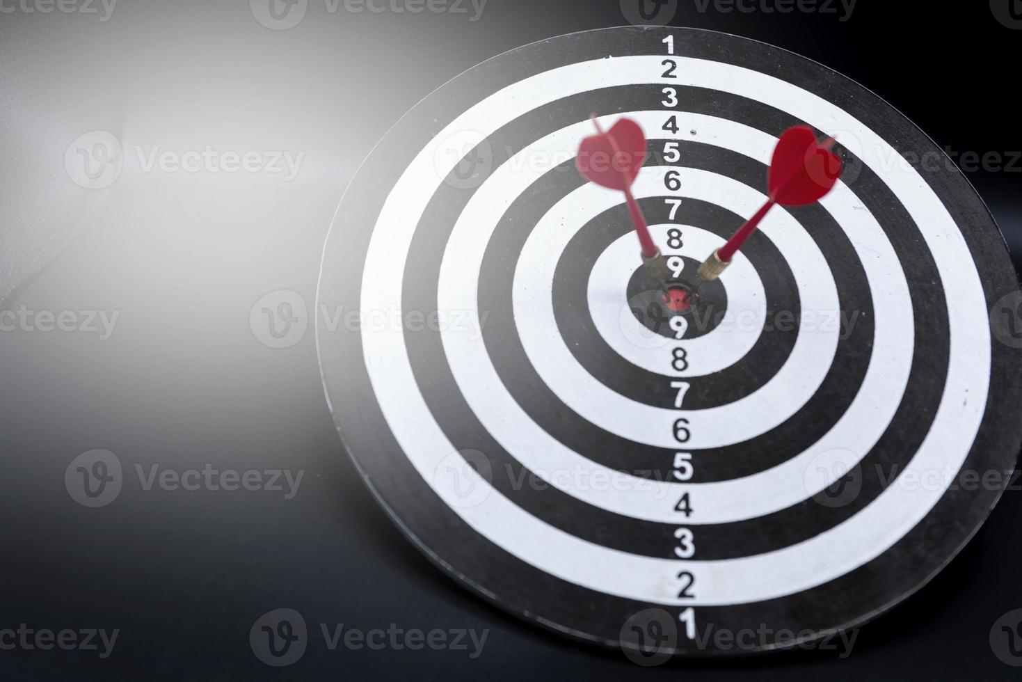 twee pijl raken zijn doelwit Aan een rood achtergrond, concept voor succes, darten beweging vervagen. foto