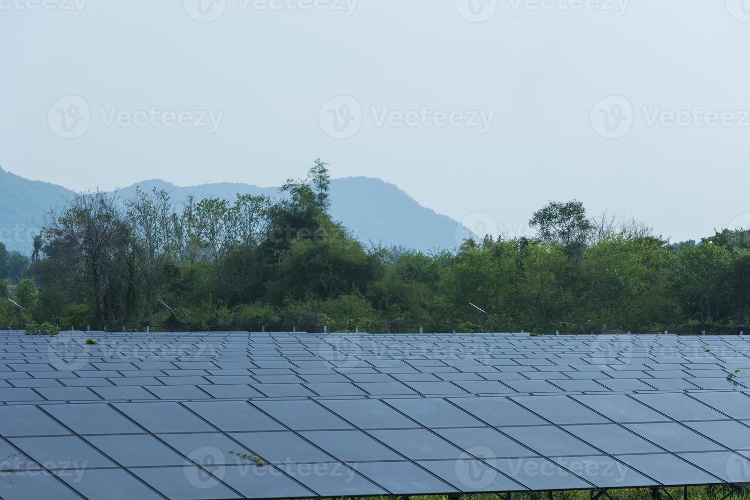 zonne- paneel Bij zonne- macht fabriek naar innovatie van groen energie voor leven. foto