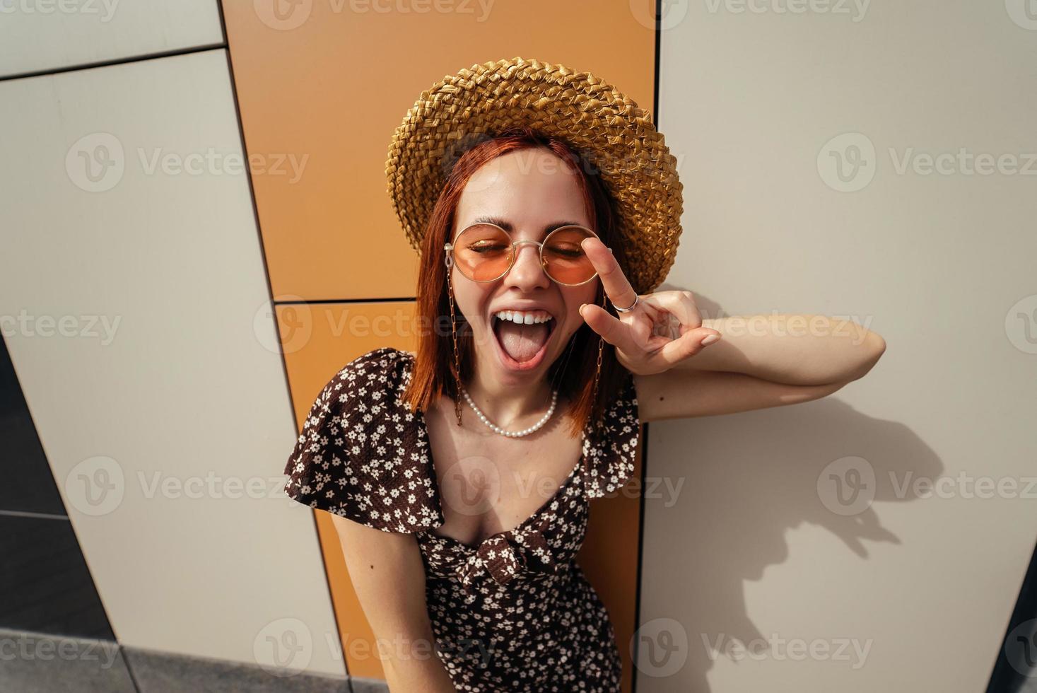 schattig jong vrouw lachend Bij de camera foto