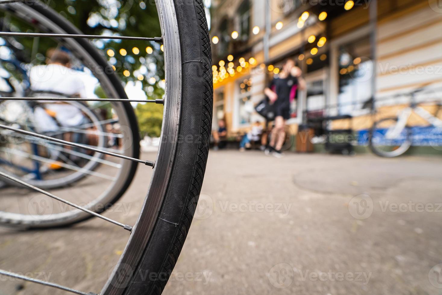 fiets wielen dichtbij omhoog Aan de straat foto