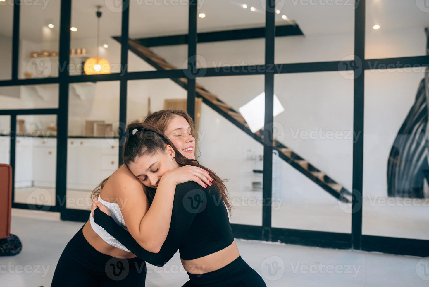 twee vriendinnetjes knuffel elk andere na yoga foto