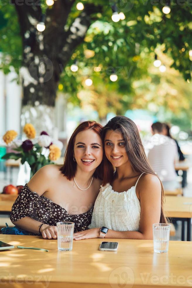 detailopname portret van twee vrouw Bij zomer straat cafe foto