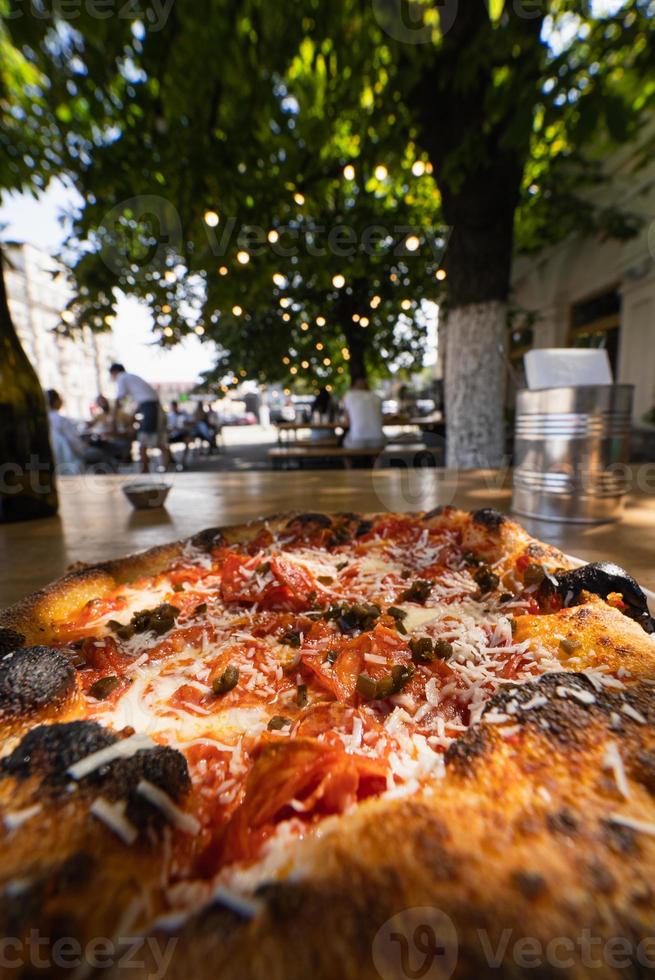 weinig pizza Aan een tafel in een straat cafe foto