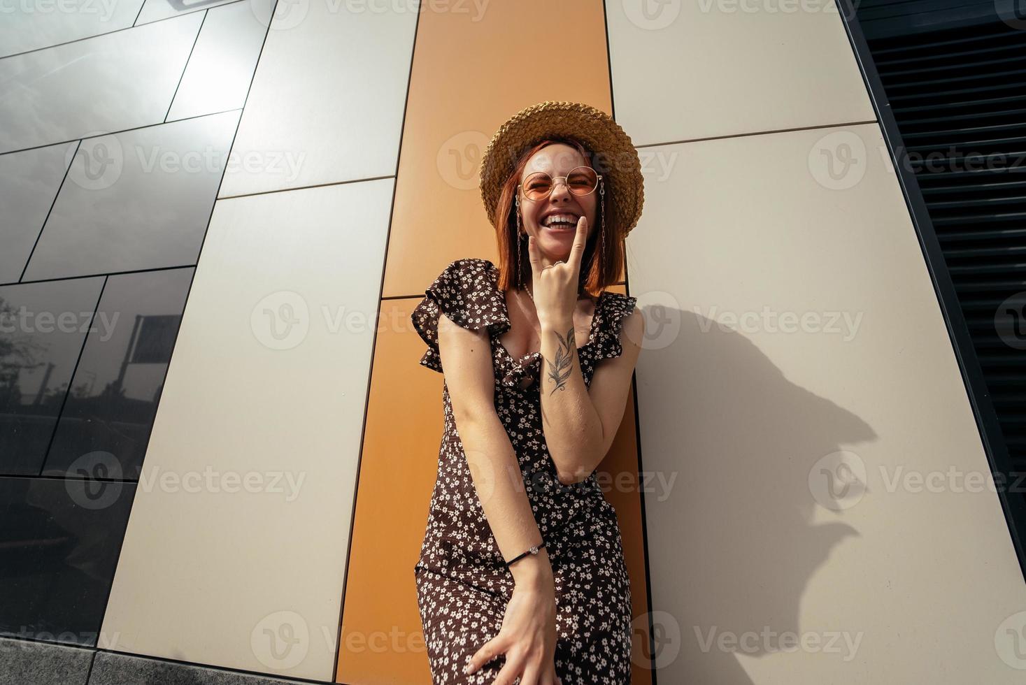 schattig jong vrouw lachend Bij de camera foto