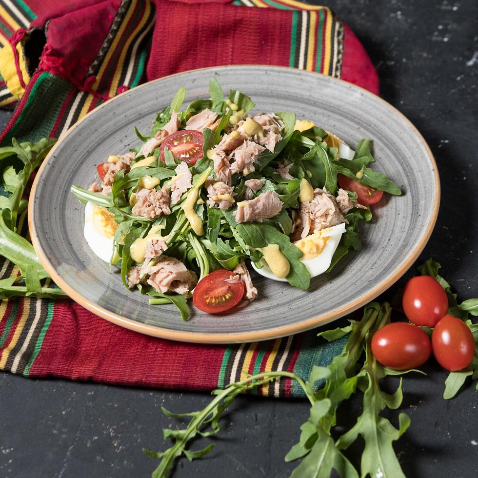 salade met vlees, eieren en tomaten foto