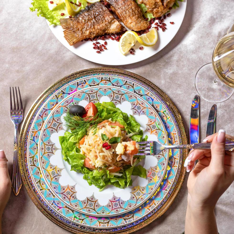 vrouw een vissalade eten foto