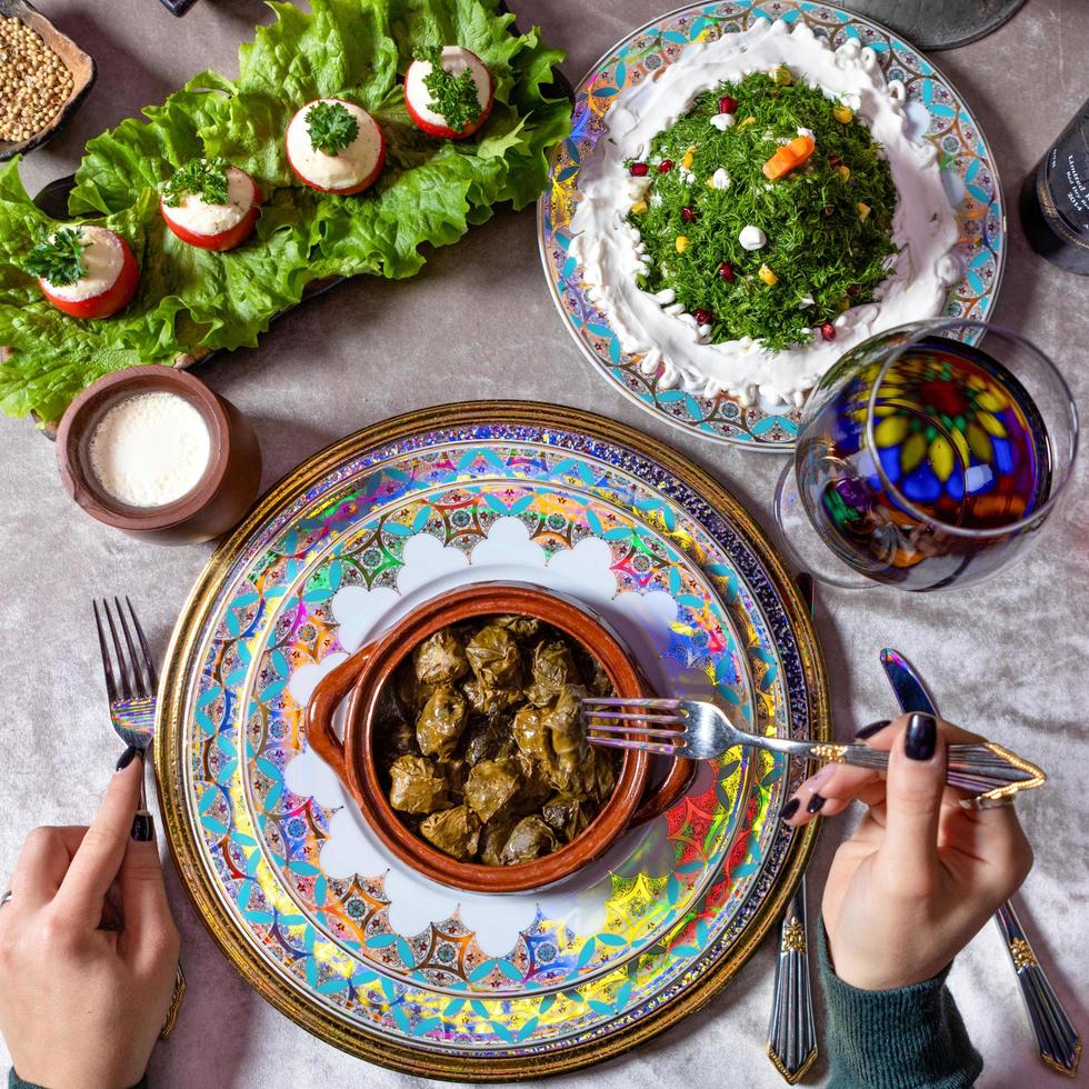 vrouw die een dolma, Azerbeidzjaanse maaltijd eet foto