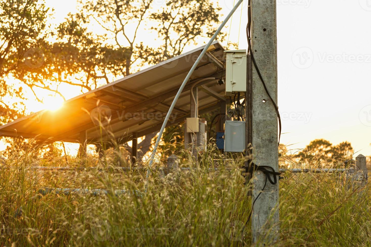 fotovoltaïsche macht levering systemen. zonne- energie panelen. zonne- macht fabriek. de bron van ecologisch hernieuwbaar energie. - beeld foto