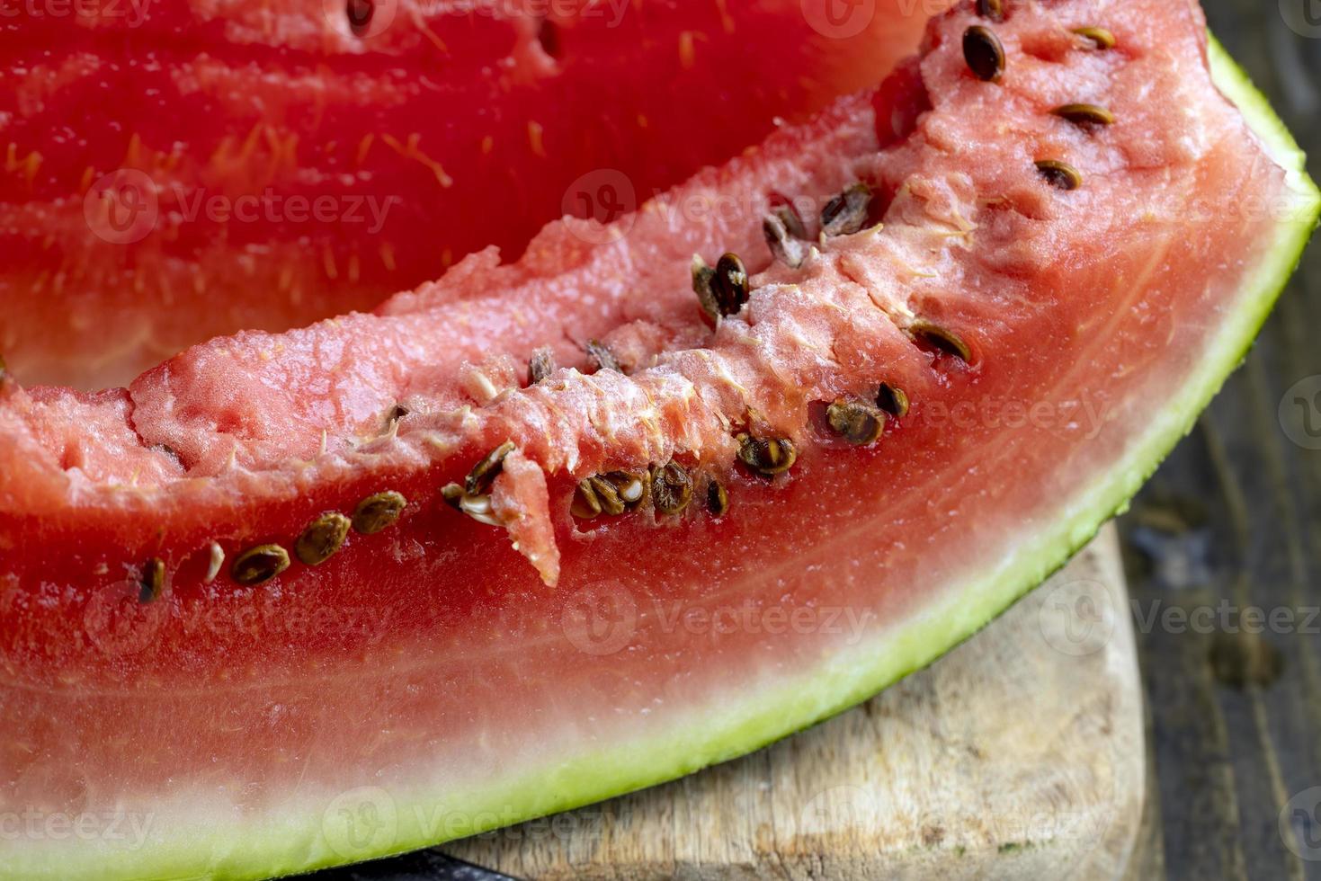 onrijp watermeloen roze met zwart zaden foto