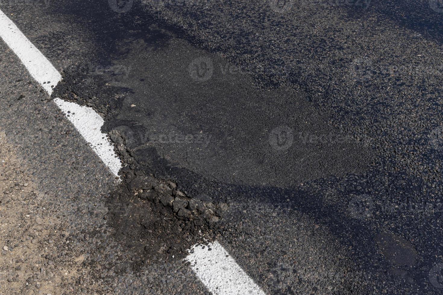 een beschadigd weg gevaarlijk voor verkeer foto