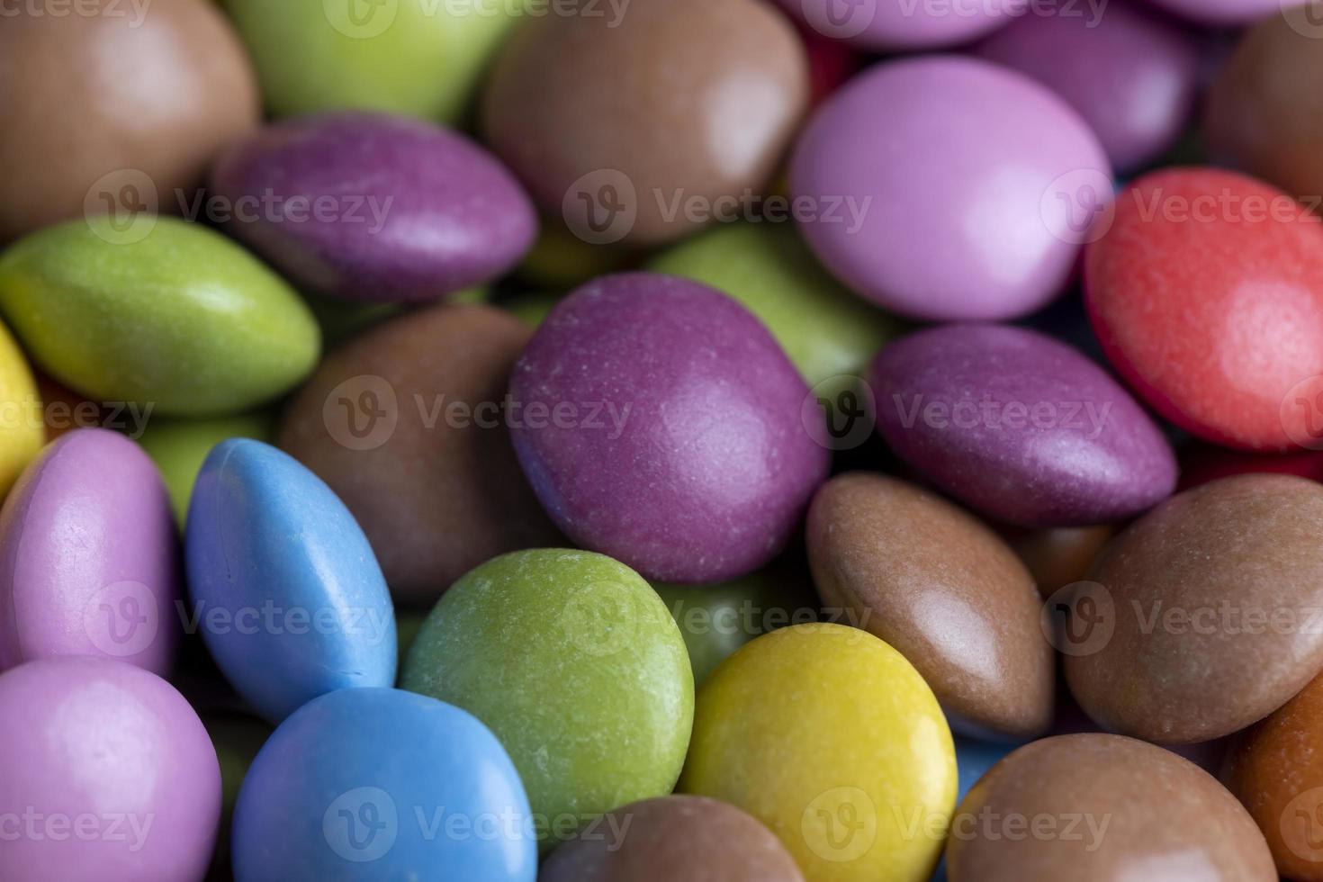 veelkleurig chocolaatjes met chocola vulling foto