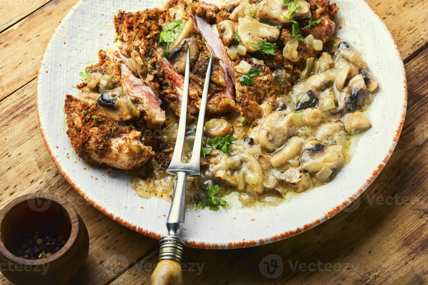 kalkoen schnitzel met gebakken champignons foto