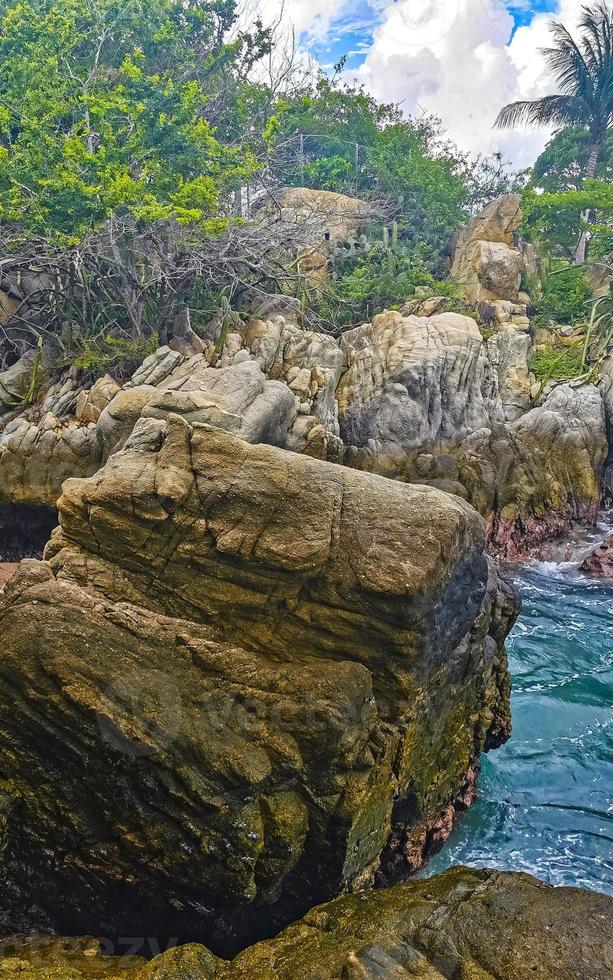 mooi surfer golven rotsen kliffen Bij strand puerto escondido Mexico. foto