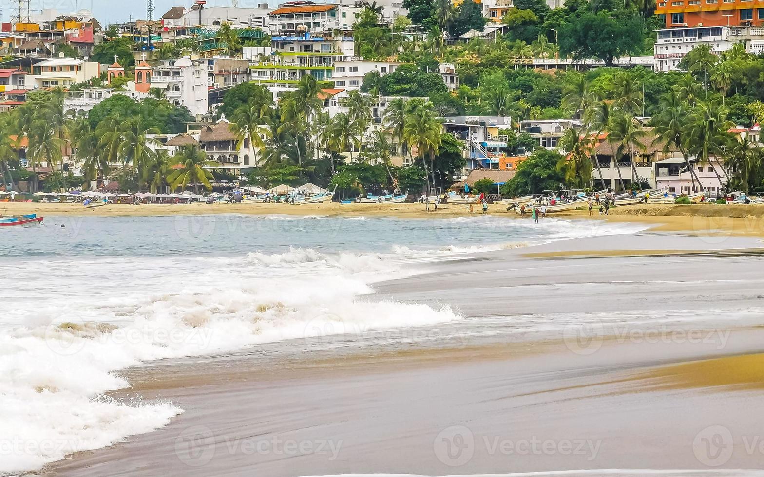 extreem reusachtig groot surfer golven Bij strand puerto escondido Mexico. foto