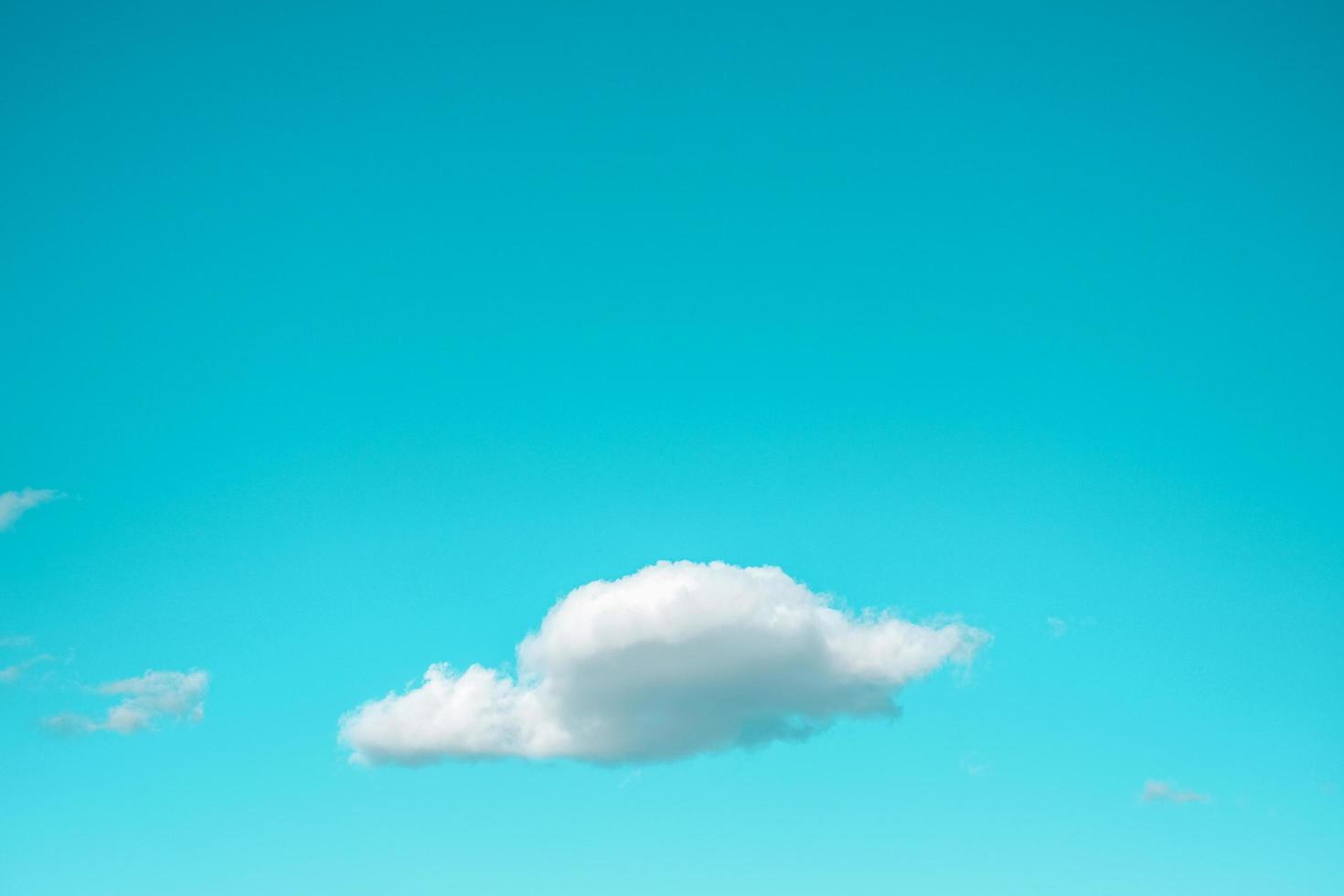 een enkele wolk tegen de blauwe lucht foto