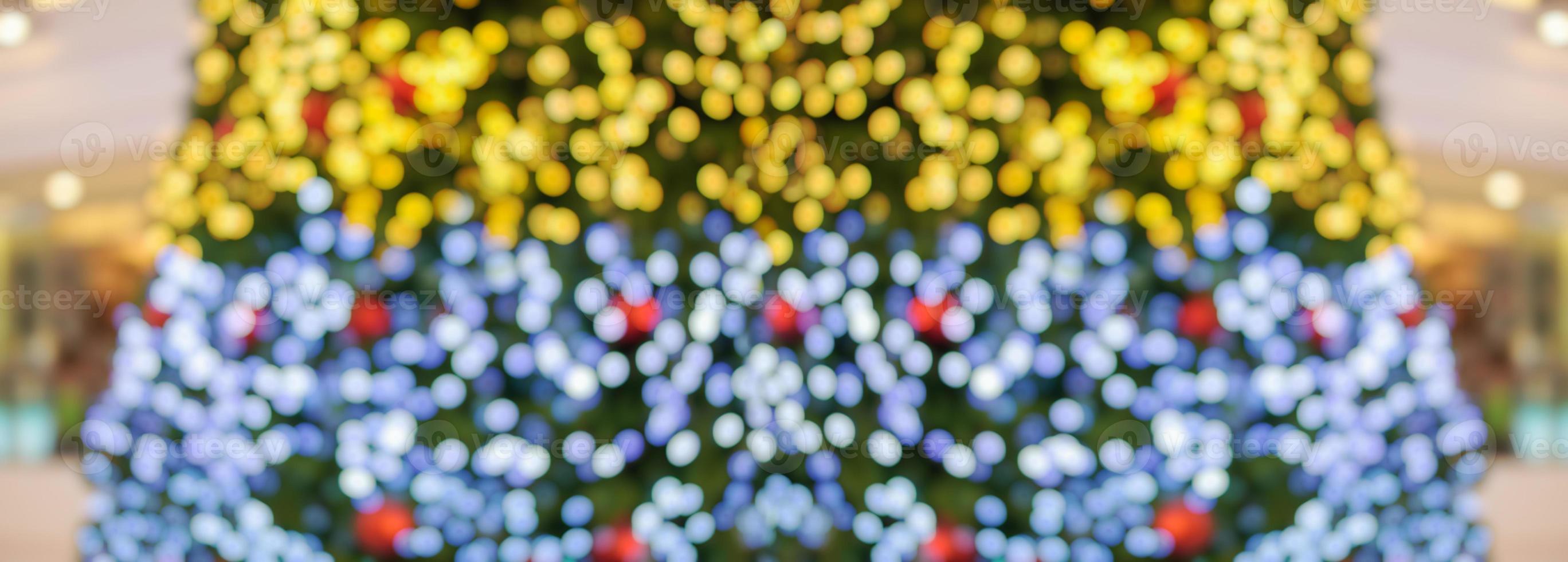 abstract wazig Kerstmis boom met bokeh licht achtergrond foto